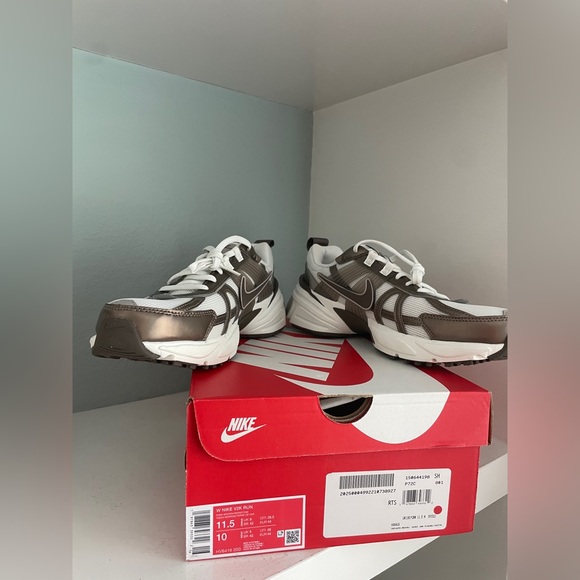 Nike V2K Run Sneaker Brown/ Ironstone/ White Mens New NIB main image 4